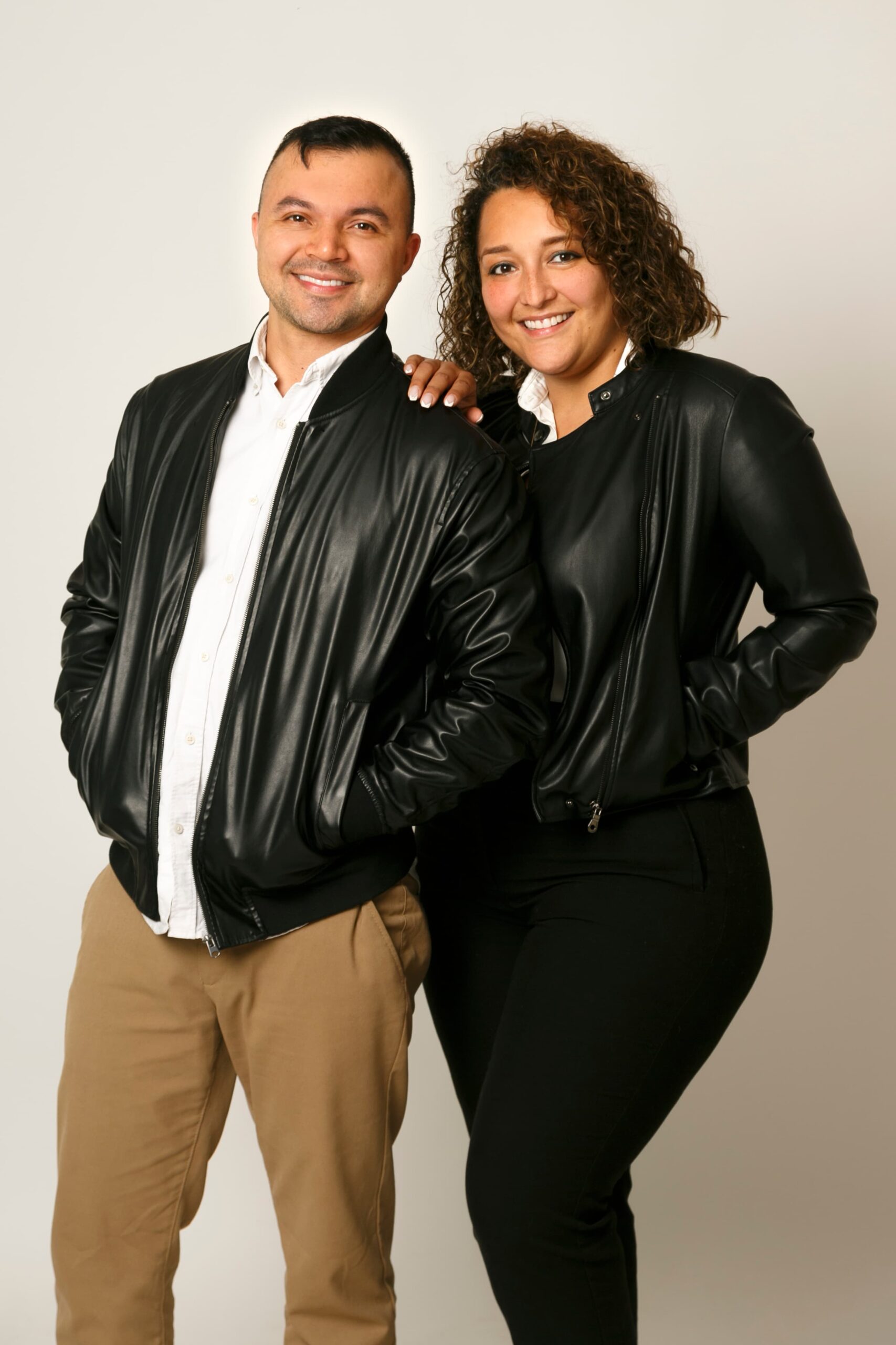 Angie y Yefer, creadores del blog colombianosenespana.es, pareja colombiana viviendo en Asturias.