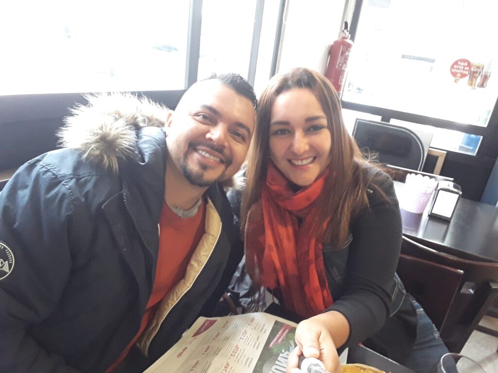 pareja-colombiana-primer-ano-bar-espana-1024x768 🇨🇴 La odisea de la autoestima: nuestro viaje como inmigrantes colombianos en España