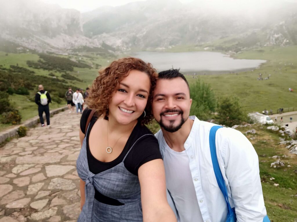 pareja-colombiana-transformacion-covadonga-1024x766 🇨🇴 La odisea de la autoestima: nuestro viaje como inmigrantes colombianos en España