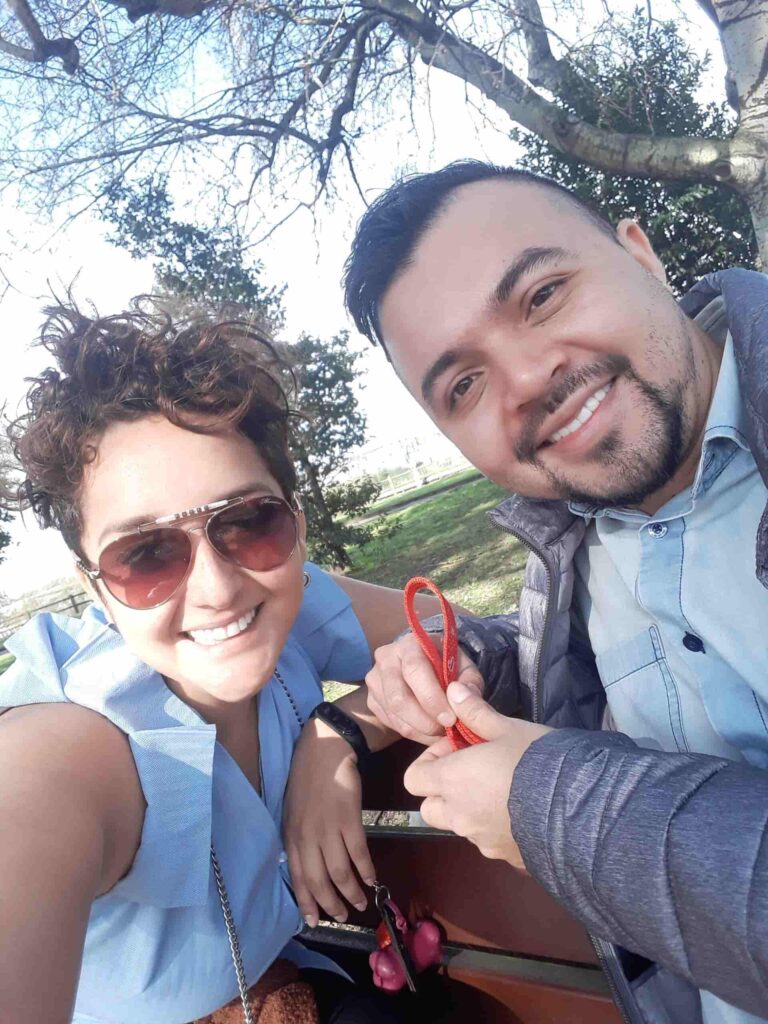selfie-pareja-aviles-paseo-ria-768x1024 🇨🇴 La odisea de la autoestima: nuestro viaje como inmigrantes colombianos en España