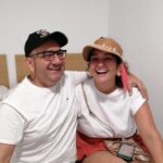 Día del Padre en Colombia – padre e hija riendo juntos.