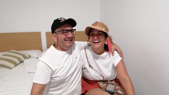 Día del Padre en Colombia – padre e hija riendo juntos.