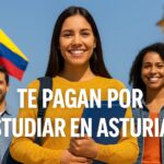 Te pagan por estudiar en Asturias – jóvenes latinoamericanos sonrientes frente a bandera de Colombia