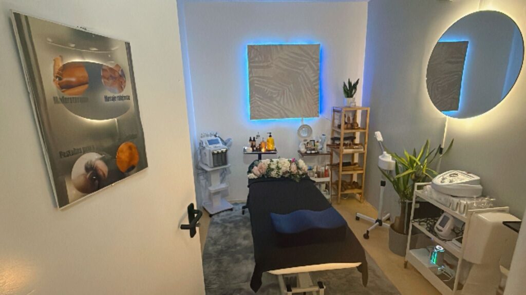 Cabina-estetica-Diana-Melan-Aviles-1-e1758279225182-1024x576 Esteticista colombiana en Avilés: la historia de Diana Melan, una sonrisa que transforma