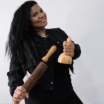 esteticista colombiana en Avilés mostrando herramientas de maderoterapia con una gran sonrisa